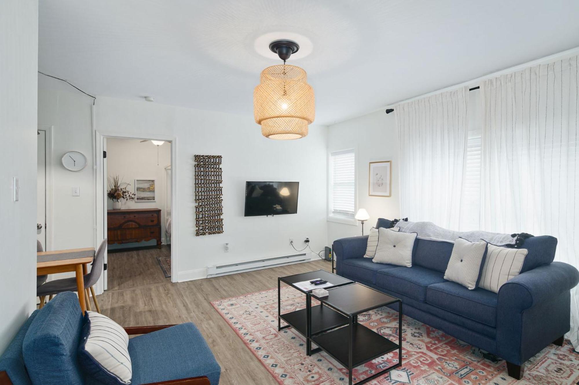 Stroll To Main St: 2br On The Park *